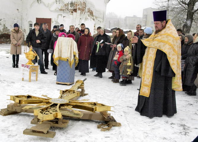 Освящается крест храма