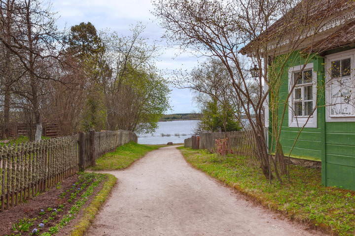 "Деревенская улочка".