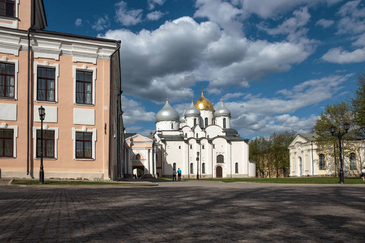 В новгородском кремле. 