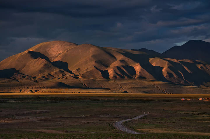 Уставший день уходит в ночь