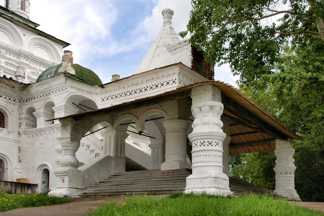 Крыльцо перед храмом православный. Белокаменные палаты 17 века Псков.