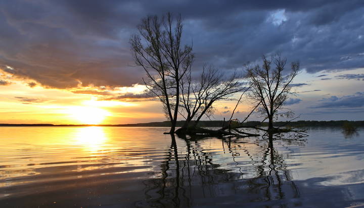  Вода, как атласное платье...