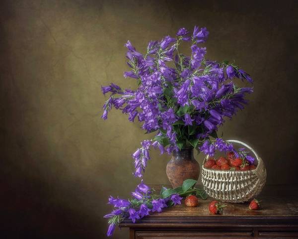 Летние истории с колокольчиками и клубникой