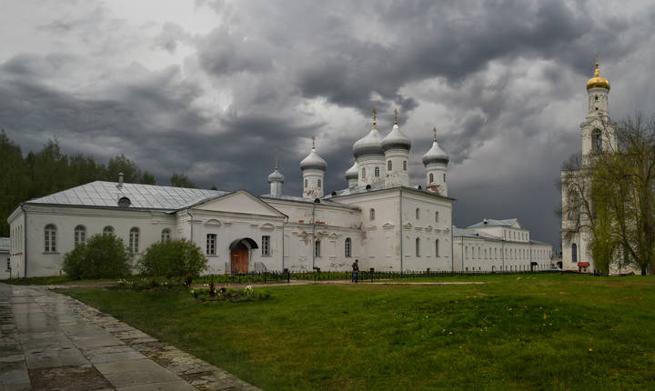 Непогода раскрасила небо..