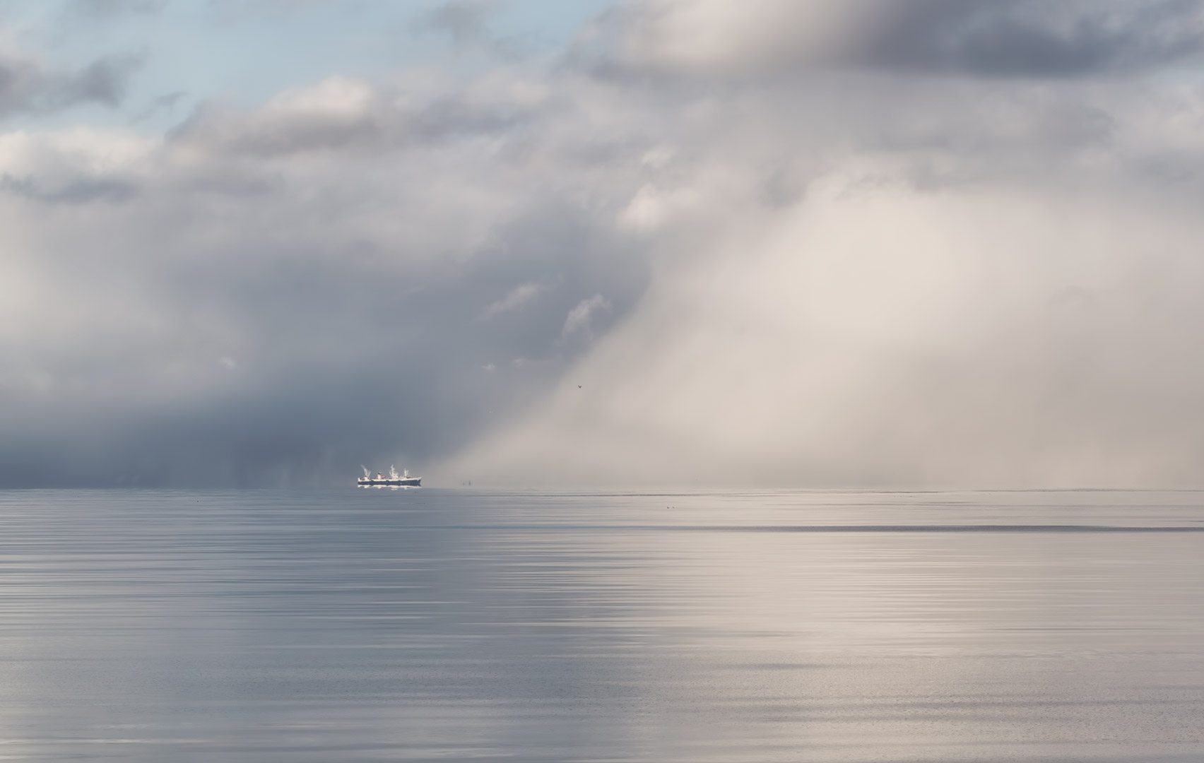 Штиль туман. Море в тумане. Туман над морем. Корабль в тумане. Туманное море.