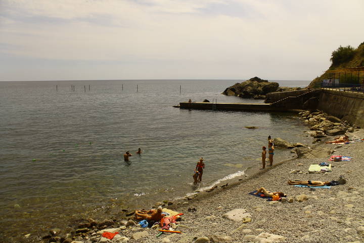 Пляж в Алупке
