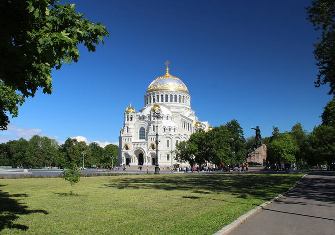  Упираясь в синеву небес