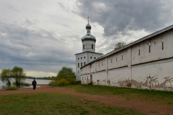 У стен монастырских