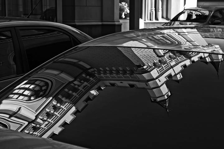 Город в стеклах автомобилей