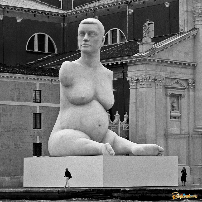 Инсталляция "Беременная Элисон Лаппер". Венецианский биеннале 2013 г.