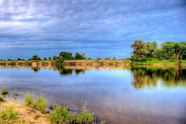 Окунулось небо в реку