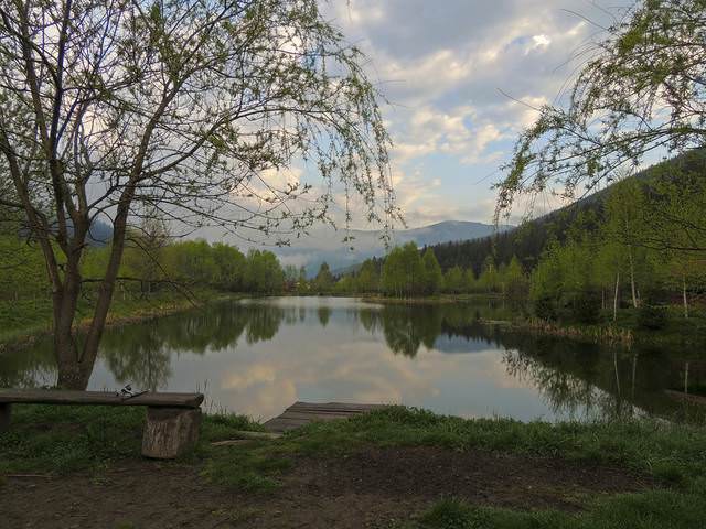 У озера
