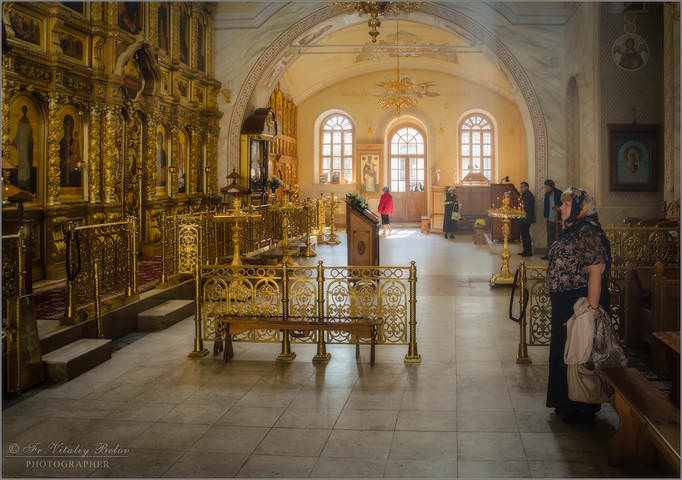 В храме