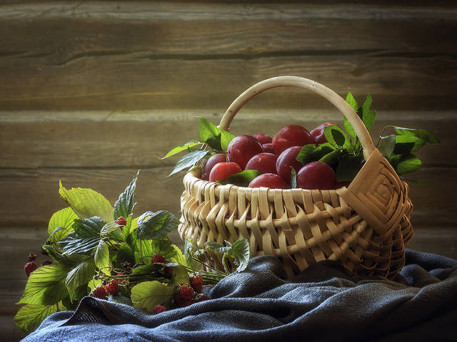 С розовыми сливами
