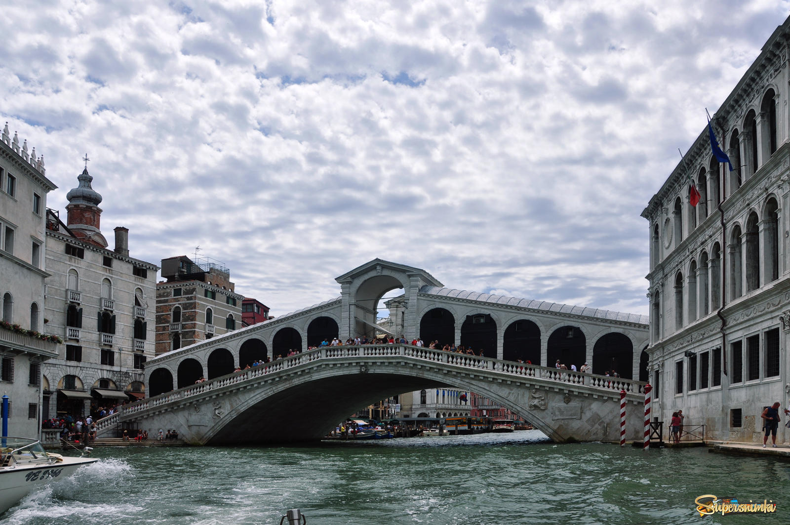 Мост Риальто в Венеции.