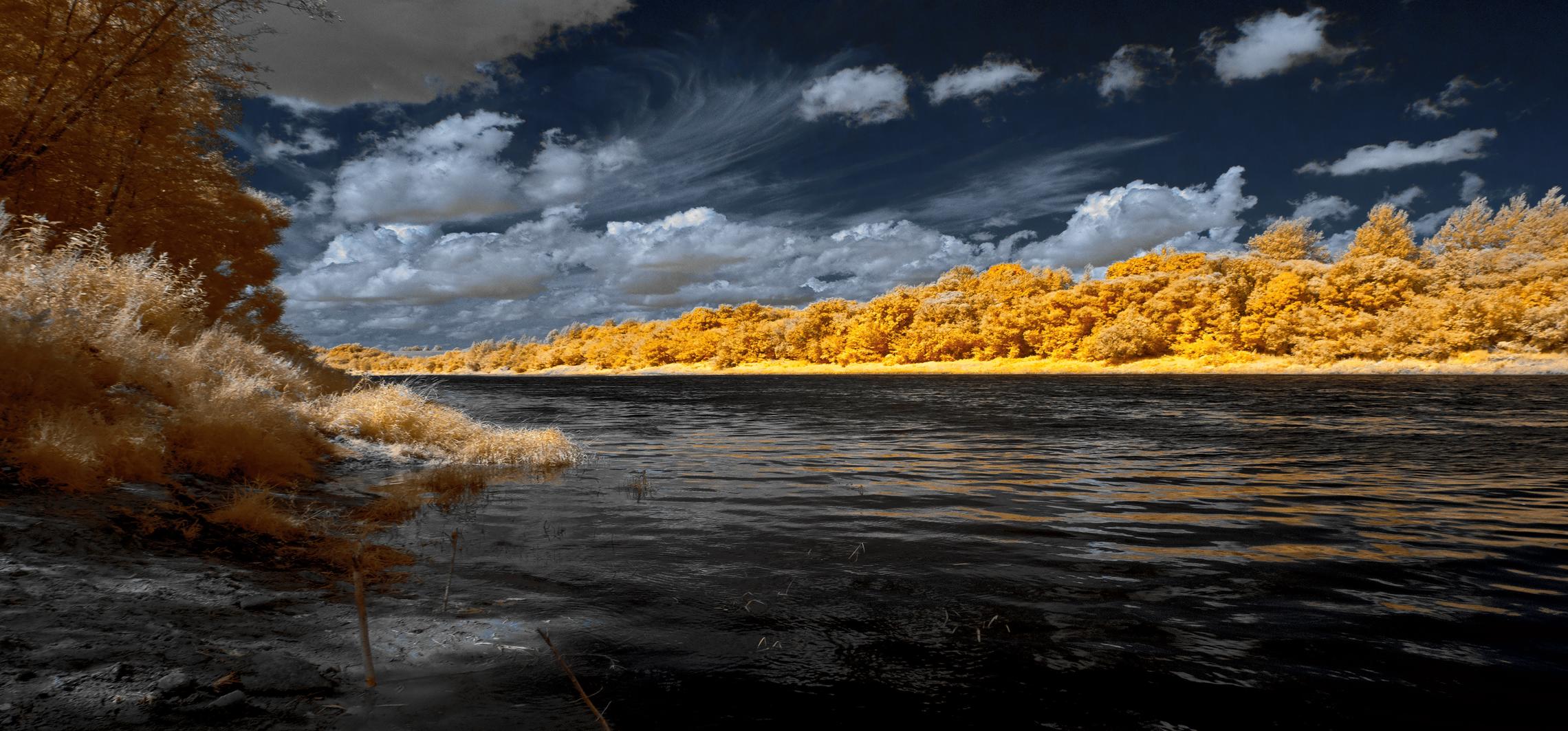 Небесные завихрения над бурной рекой. Инфракрасная фотография. 