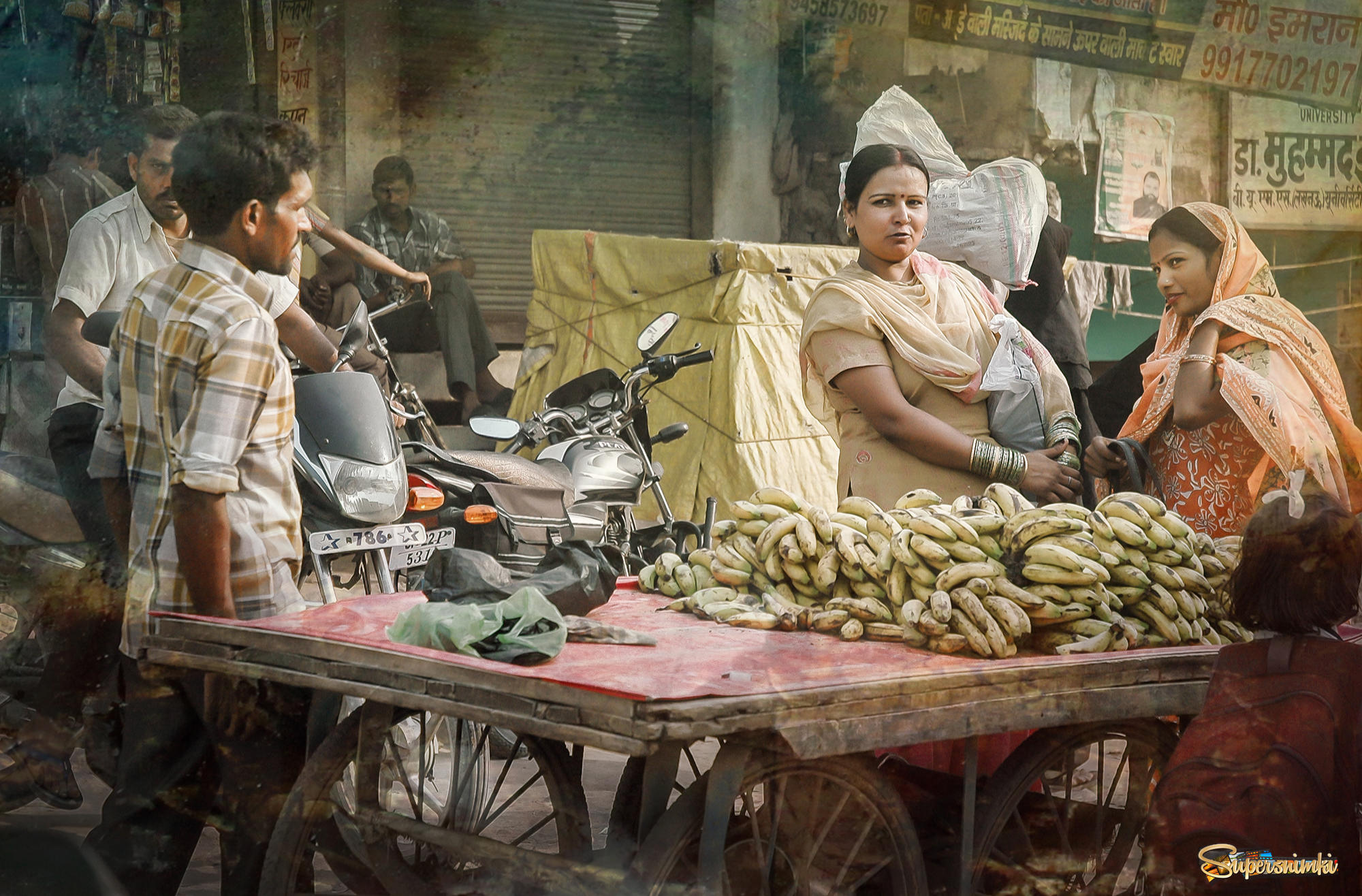 На дорогах Индии. Продавец бананов.