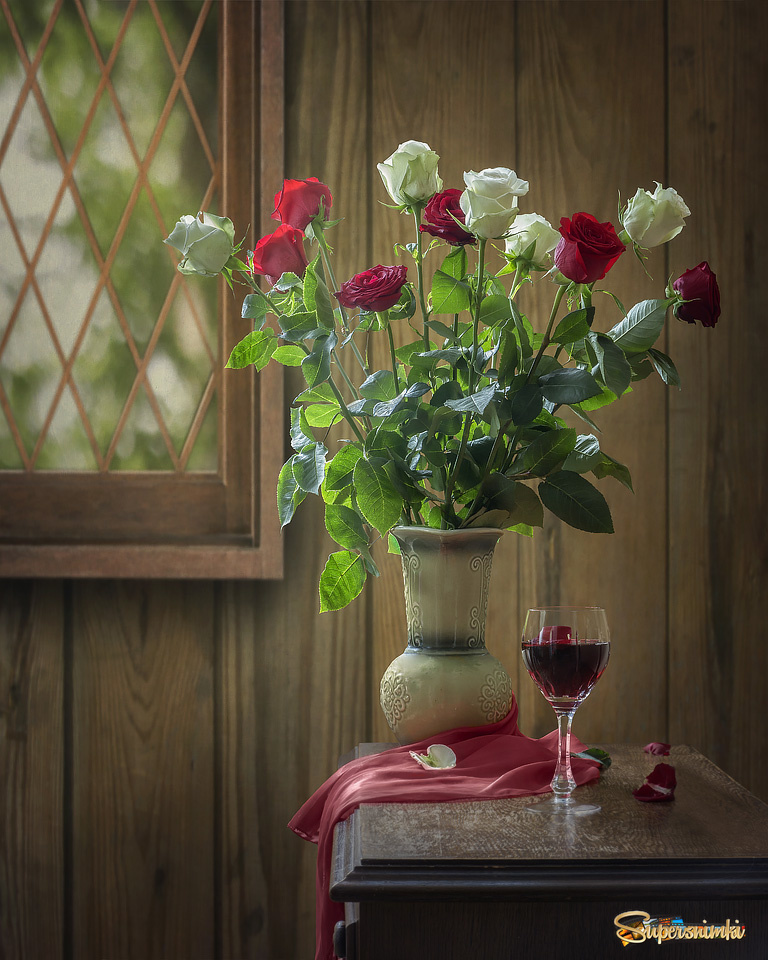Натюрморт с букетом красных и белых роз
