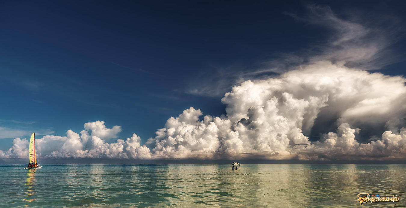 Зонтик,яхта и облака...Варадеро.Куба!