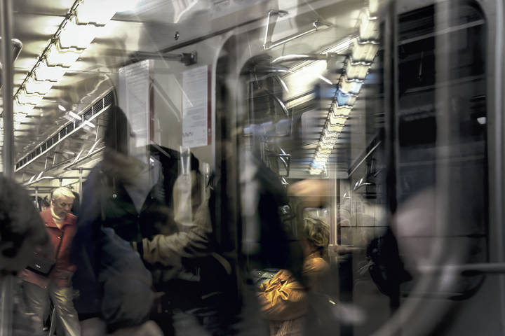 В метро