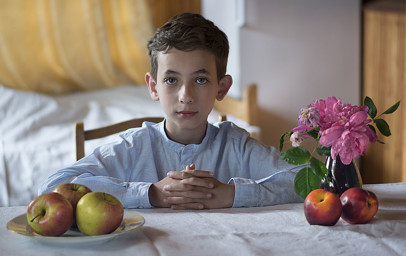 Портрет мальчика за столом