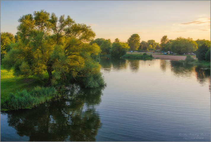 Касаясь нежно водной глади
