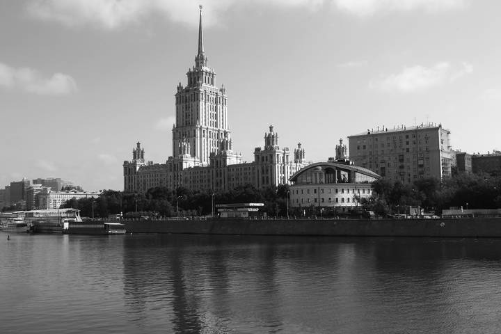 Вид на набережную Тараса Шевченко и Гостиницу "Украина"