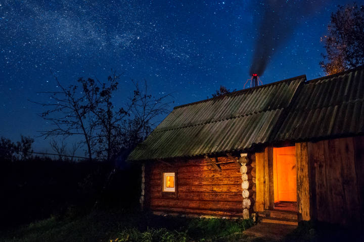Топится под луною баня...