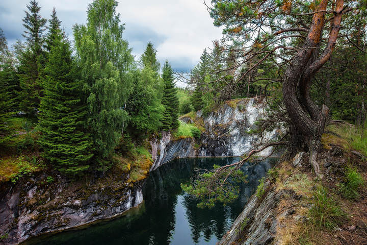 Крутой берег старого карьера.
