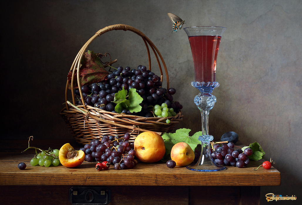 С корзиной винограда и бокалом вина
