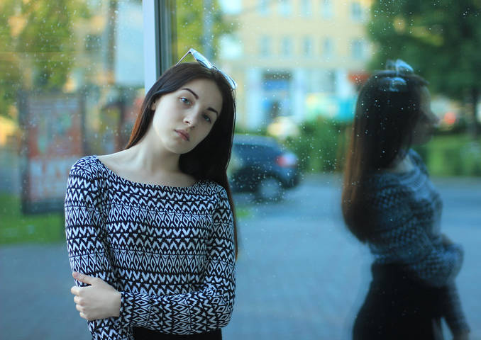 У витрины.