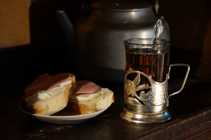 Чай с бутербродами