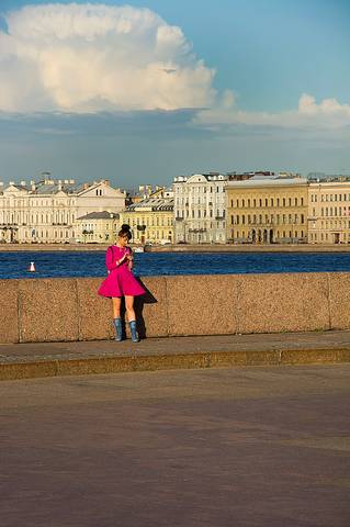 Девушка в красном