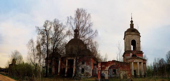 Заброшенная церковь.