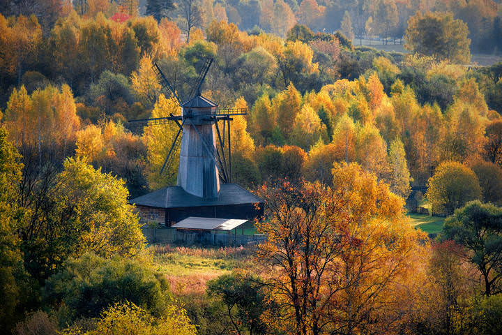 Старая мельница в осеннем