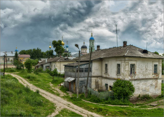 Дома теперь стоят другие, не те, что здесь на фото были