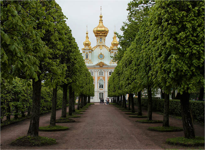 Аллея к церкви
