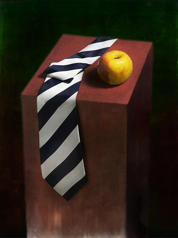 галстук и яблоко
