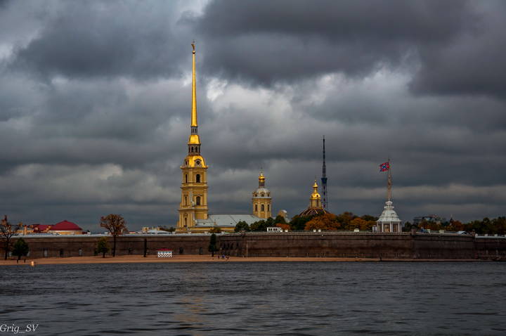 Ангел под самыми облаками город Петра осеняет крылами