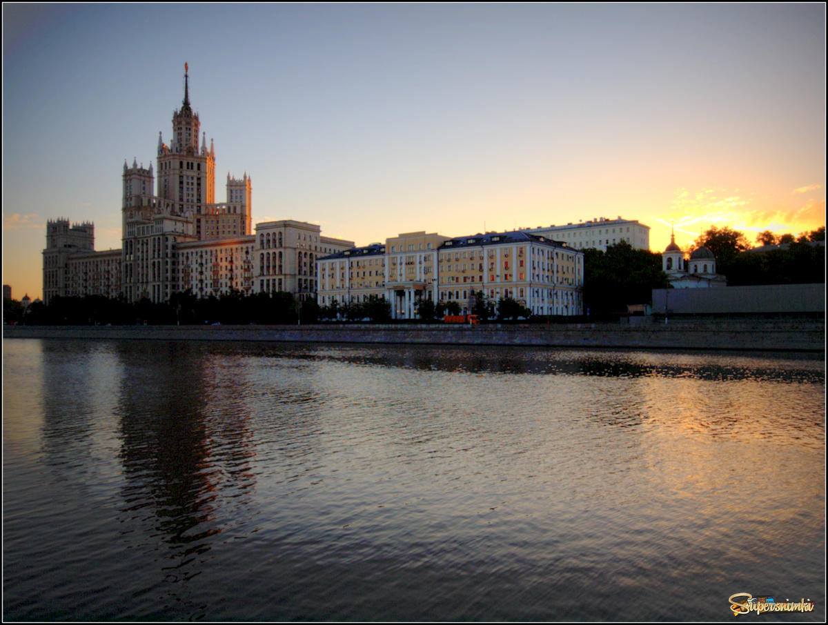 	 Здание на Котельнической набережной в Москве, ранним утром, летом.