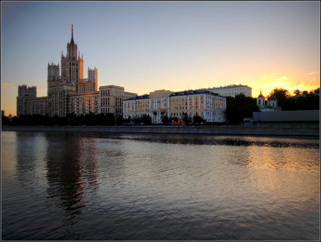 	 Здание на Котельнической набережной в Москве, ранним утром, летом.