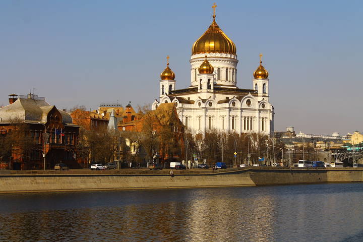 Вид на Пречистенскую набережную