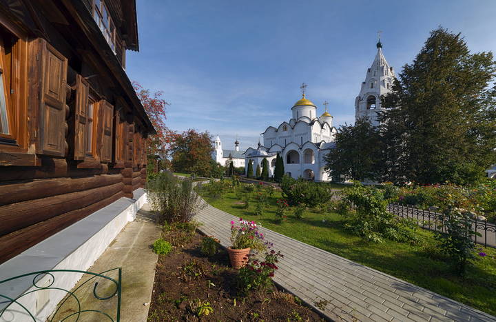 Монастырский дворик