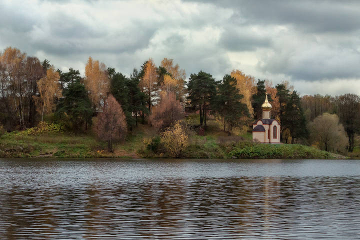 На осеннем берегу