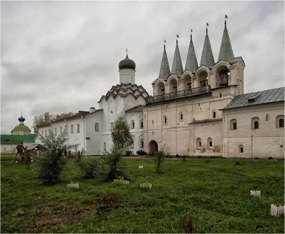 Колокольня и Покровская церковь
