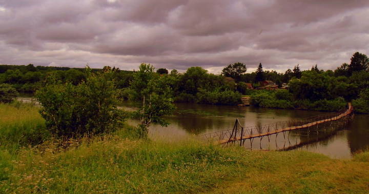У реки .