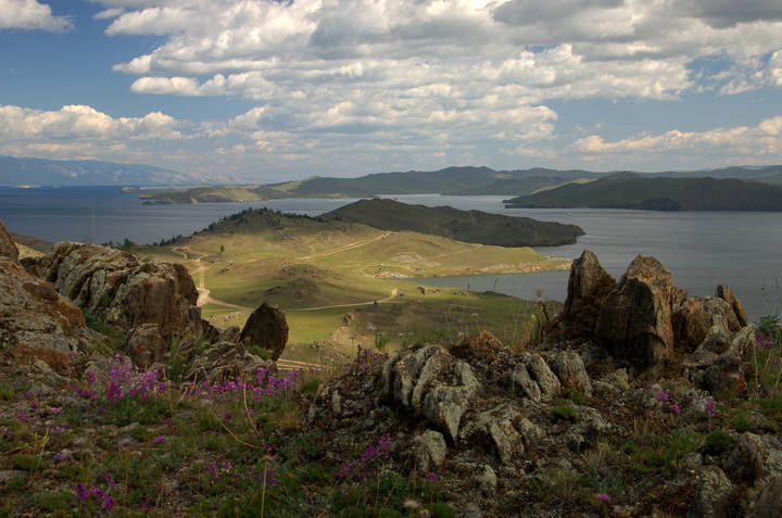 Легли на землю тени облаков