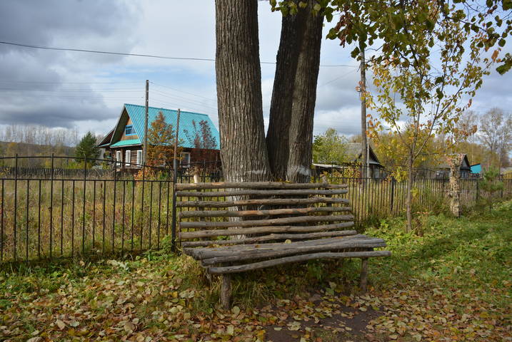 Лавка у остановки