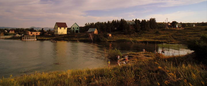 Отдых у реки .