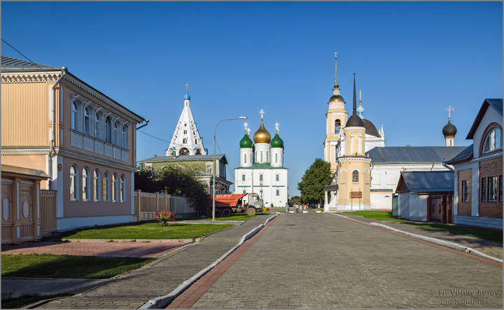 По главной улице Коломенского Кремля